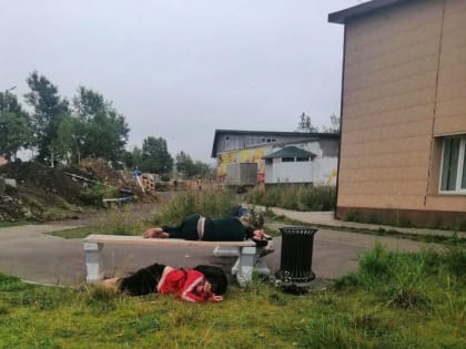 Бомжи устроили ночлежку в районе здания администрации Шахтерска
