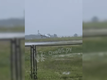 Самолет авиакомпании "Ангара" совершил жесткую посадку в Ногликах