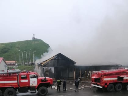 Сильный пожар лишил жителей села Малокурильское магазина и 
