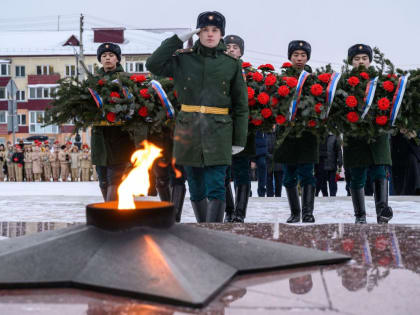 В Южно-Сахалинске состоялась церемония возложения цветов к мемориалу Славы
