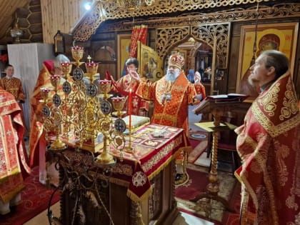 В Неделю 3-ю по Пасхе настоятель собора сослужил архиепископу Никанору в Никольском храме Южно-Сахалинска