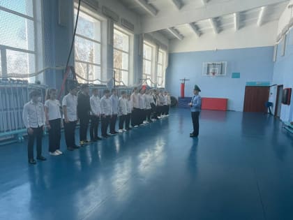 Корсаковские школьники познали азы строевой подготовки