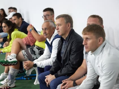 Мэр Южно-Сахалинска отметил отличную игру спортсменов на городском турнире по теннису