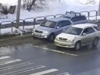 Два автомобиля столкнулись на перекрестке Железнодорожная — Победы в Южно-Сахалинске