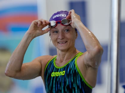 Пловцы из Австралии и Эстонии состязаются в бассейне Южно-Сахалинска