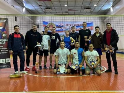 В Углегорске прошел новогодний турнир по парковому волейболу