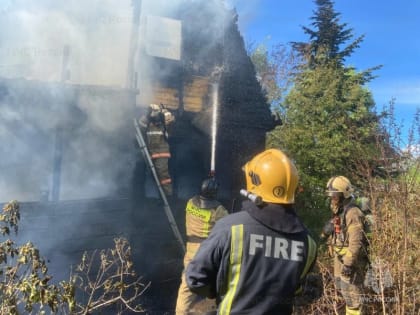 Дачный дом загорелся в СНТ "Дорожник" в Южно-Сахалинске