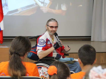 Учащиеся школы № 1 встретились с первым русским парапутешественником