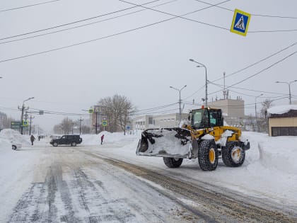 Более 160 единиц техники днем 28 января заняты в расчистке улично-дорожной сети Южно-Сахалинска