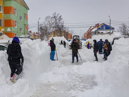Южносахалинцы продолжают оказывать помощь УК в расчистке дворов