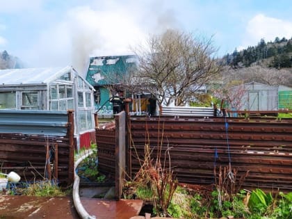В Южно-Курильске загорелся дачный дом