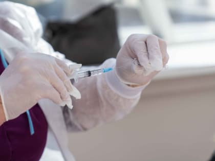 Вакцинация от гриппа: сотрудники Южно-Сахалинска получают прививки на рабочем месте
