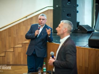 Прохождение медосмотра, получение лекарственных препаратов, приезд специалистов обсудили на встрече с руководителем Охинской ЦРБ