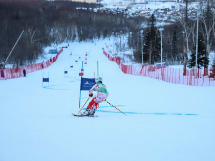 Участники Декады спорта освоили горные лыжи