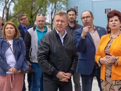 Готовность сквера Авиаторов в Хомутово к летнему сезону проверили мэр Южно-Сахалинска и депутат по округу