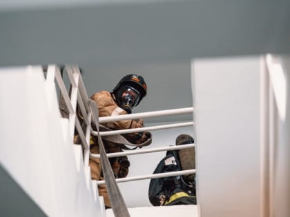 Огнеборцы эвакуировали 20 человек из-за пожара в подвале одного из домов в Южно-Сахалинске