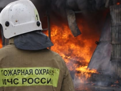 Огонь охватил разрушенный дом в Александровск-Сахалинском районе 24 октября