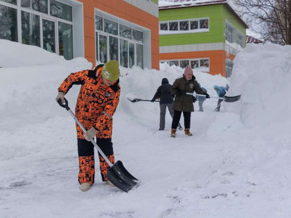 Все школы и детские сады Южно-Сахалинска вышли на расчистку своих территорий