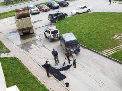 ​Кладут на совесть: дорожники Южно-Сахалинска асфальтируют лужи