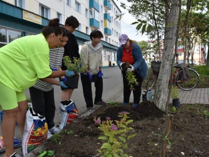 Волонтеры и КПРФ: Скромная рука помощи в озеленении Поронайска