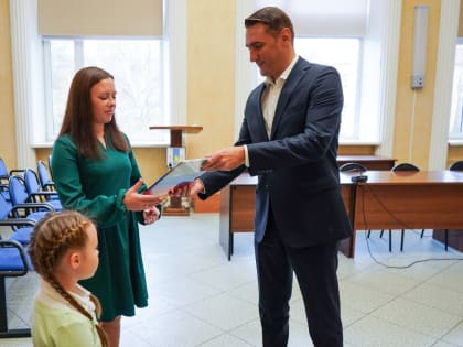 Мэр Корсаковского городского округа поздравил семью из Озерского с предстоящим новосельем