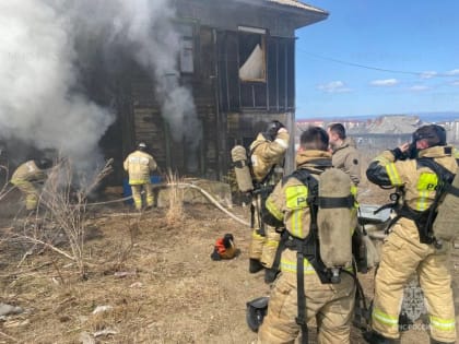 Сильный пожар в Корсакове охватил квартиру в расселенном деревянном доме