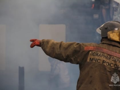 В селе Быков на Сахалине полыхало бесхозное строение