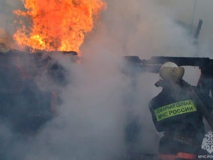 В Охе сгорело заброшенное здание, снаружи вспыхнула сухая трава
