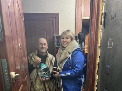 Волонтеры «Единой России» развозят нуждающимся жителям Южно-Сахалинска бутилированную воду