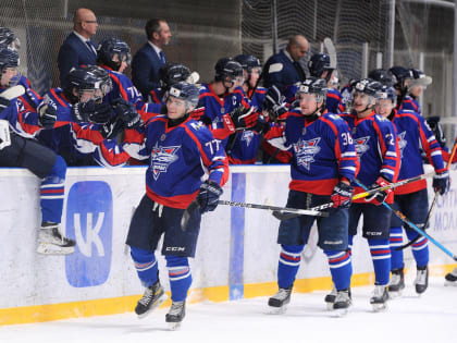 "Сахалинские Акулы" дали бой лучшей команде МХЛ