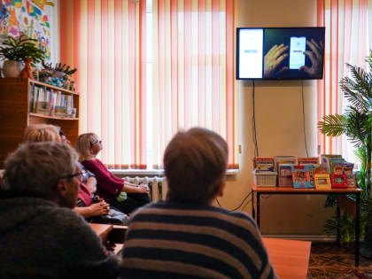 Мобильную грамотность осваивают жители села Соловьевка