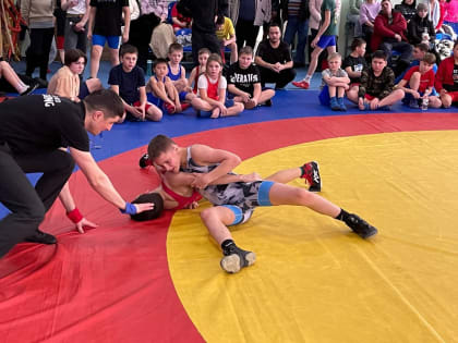 Охинские борцы привезли 12 медалей с турнира в Ногликах