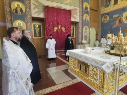 В Неделю 7-ю по Пасхе настоятель сослужил Правящему архиерею в кафедральном соборе