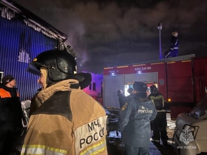 Огонь охватил хозяйственную постройку в Тымовском вечером 3 ноября