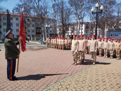 Корсаковские юнармейцы получили новое знамя