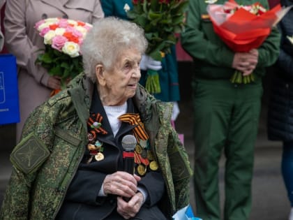 Военный оркестр поздравил ветерана ВОВ со 101-летием в Южно-Сахалинске