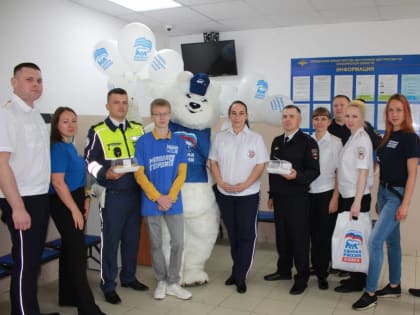 Холмские госавтоинспекторы принимали поздравления