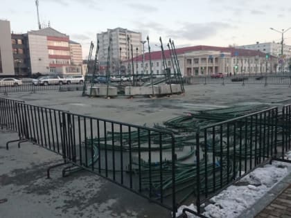 Новогоднее настроение: в Южно-Сахалинске устанавливают 22-метровую елку 