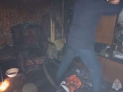 Десять пожарных тушили полыхающую квартиру в одном из домов в Корсакове