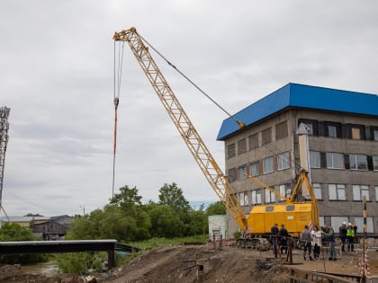 Осталось ждать до осени открытия моста через реку Сусуя