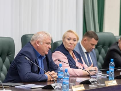 Вопросы развития региона обсудил с депутатами Сахалинской областной думы губернатор Валерий Лимаренко