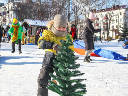 Для маленьких корсаковцев провели игровую программу на площади