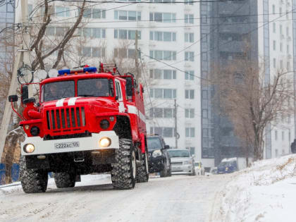 В Макарове 13 января открытым пламенем горели две хозпостройки