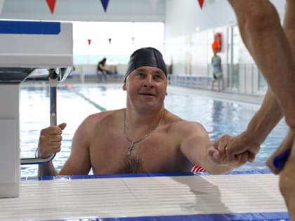 Сотрудники сахалинской спортивной отрасли состязались в плавании