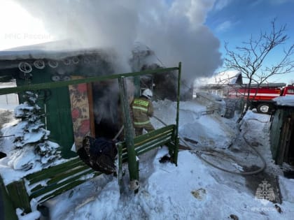 В Охе огнеборцы тушили пожар в частной бане
