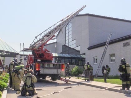 В «Санта Ризот Отель» сахалинские пожарные потушили условный пожар
