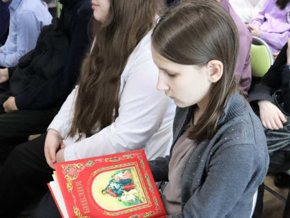 Школьники из Корсакова поговорили со священником о книгах и вечных ценностях