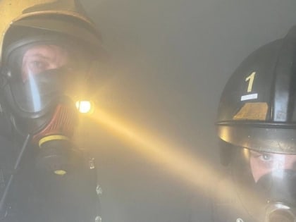 Пожарные потушили горящую бытовку в Южно-Сахалинске ночью 21 октября