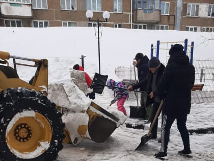 Корсаковские единороссы помогают с расчисткой дворов от снега