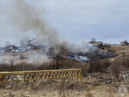 В Поронайске и Корсакове вновь горела сухая трава